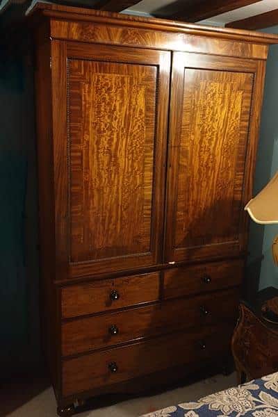 Lot 047 Linen press