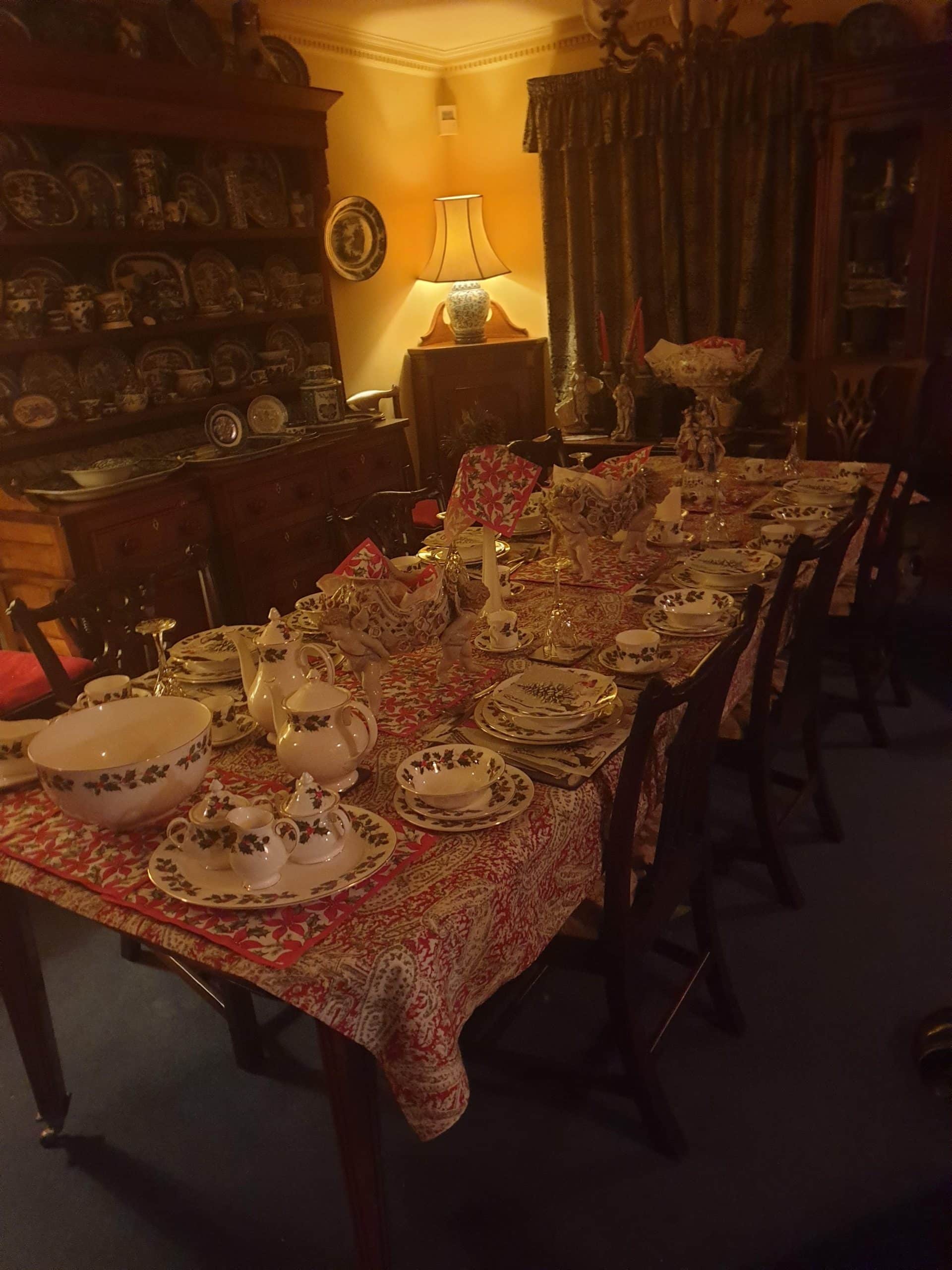 Lot 084 Christmas table