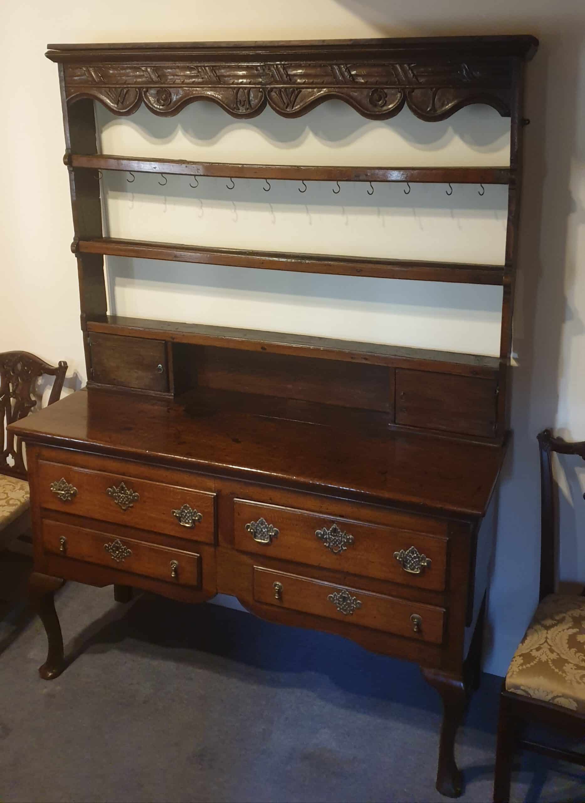 Dresser plate rack